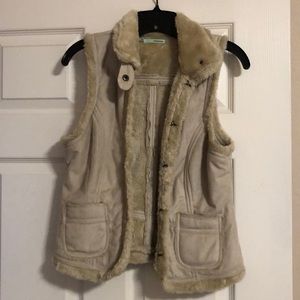 Suede vest w/faux fur